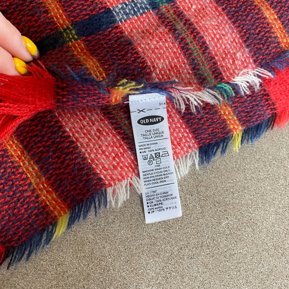 Old Navy Plaid Blanket Scarf - Picture 4 of 4